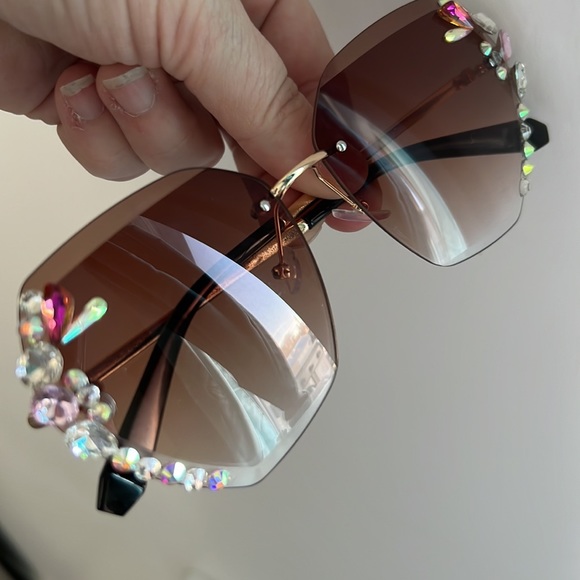 UV400 Rhinestone Deluxe Sunglasses - Picture 10 of 17